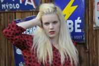 Modelka Lenka a staré reklamní cedule