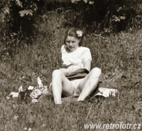 Žena odpočívající na louce