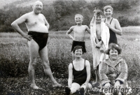 Rodinka v létě u vody