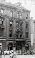 Tržnice před pražským činžákem