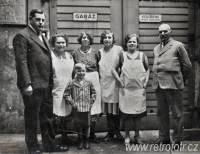 Před garáží