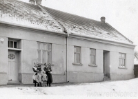Před svým domovem