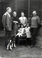 C. a k. důstojník s rodinou