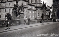 Momentka z Karlova mostu v létě 1938
