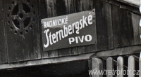 Rodina s reklamou na pivo