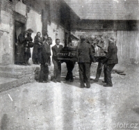 Venkovský pohřeb s kočárem