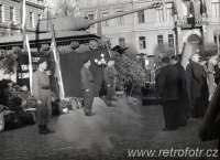 Před tankem na paměť Gottwalda