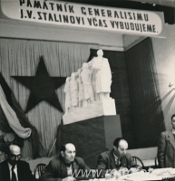 Památník Stalina vybudujeme včas!