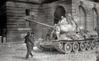 Tank Rudé armády v Praze