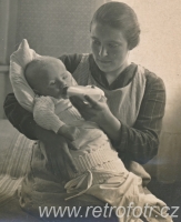 Žena kojí nemluvně