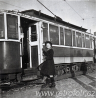 Žena nastupuje do tramvaje