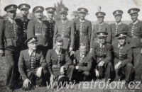 Muži v uniformách