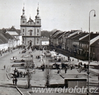 Kdesi na náměstí