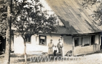 Před chalupou