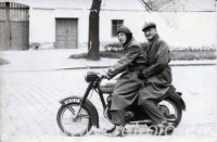Dvojice na motocyklu