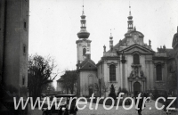 Lidé míří do kostela