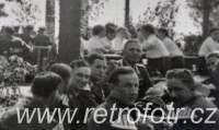 Německá vojenská kapela v letní restauraci