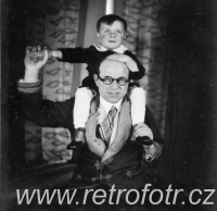 Synek na ramenou otce