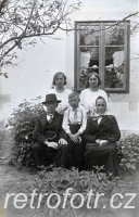 Společné foto na zahradě