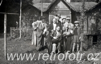 Rodina na zahradě
