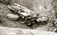 Motocykl skončil na dně potoka