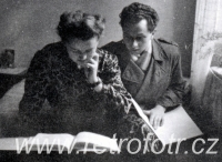 Dvojice čtenářů