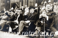 Prezident Masaryk zdraví sokoly
