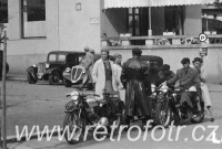 Motoristé před grandhotelem Urban